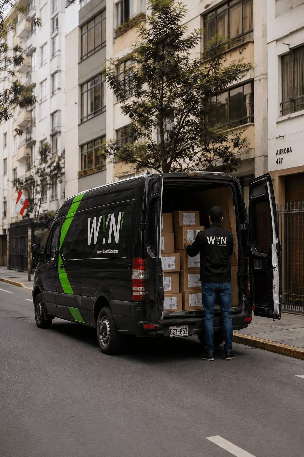 Repartidor de WYN cargando paquetes en la parte trasera de una van
